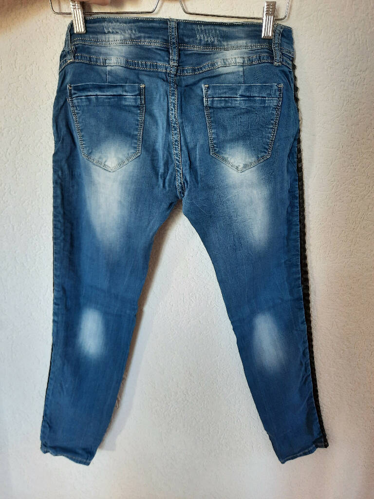 6. Jeans bleu avec bande noir en cuire de chaque c t ext rieur troi