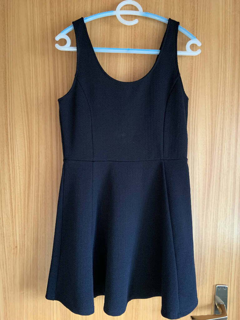 Schwarzes Kleid