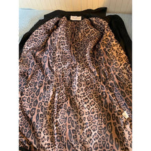 Bild in die Galerie hochladen, New black leopard print raincoat
