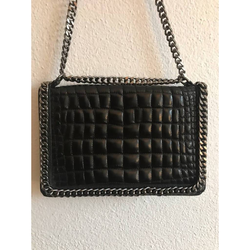 Trendy leather bag with chain