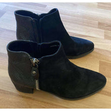 Upload image to gallery, Suede boots
