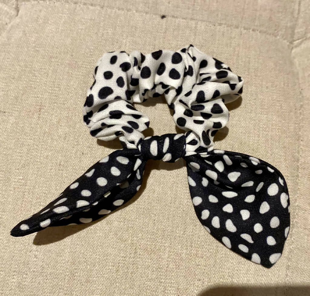 Scrunchie with black and white bow