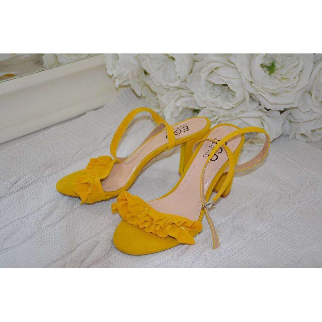 Heeled sandals with flounces