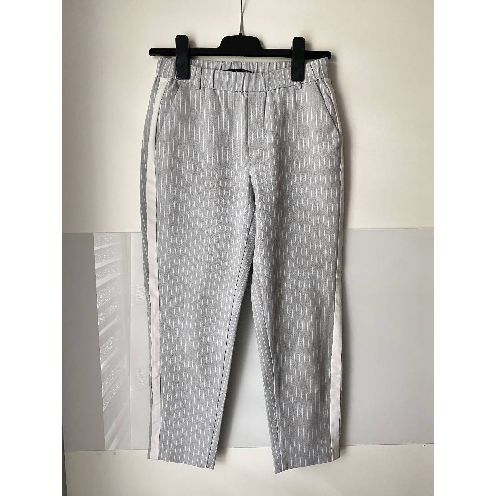 Pantaloni a righe grigie con banda bianca