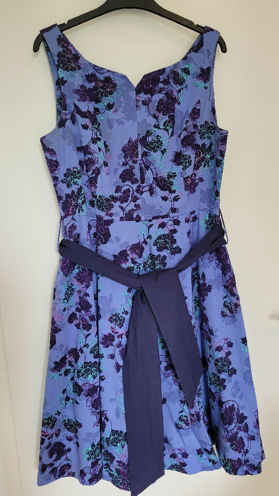 Robe bleue/violette avec motif florale