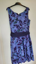 Charger l&#39;image dans la galerie, Robe bleue/violette avec motif florale
