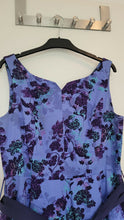 Charger l&#39;image dans la galerie, Robe bleue/violette avec motif florale
