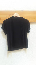 Charger l&#39;image dans la galerie, T-shirt noir crop top

