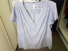 Charger l&#39;image dans la galerie, Chemise/tunique manches courtes H&amp;M Mama grossesse taille L bleu ciel
