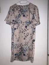 Charger l&#39;image dans la galerie, Robe satinée à motif floral
