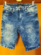 Charger l&#39;image dans la galerie, #12. Short en jeans bleu d&#39;origine. Très peu porté.

