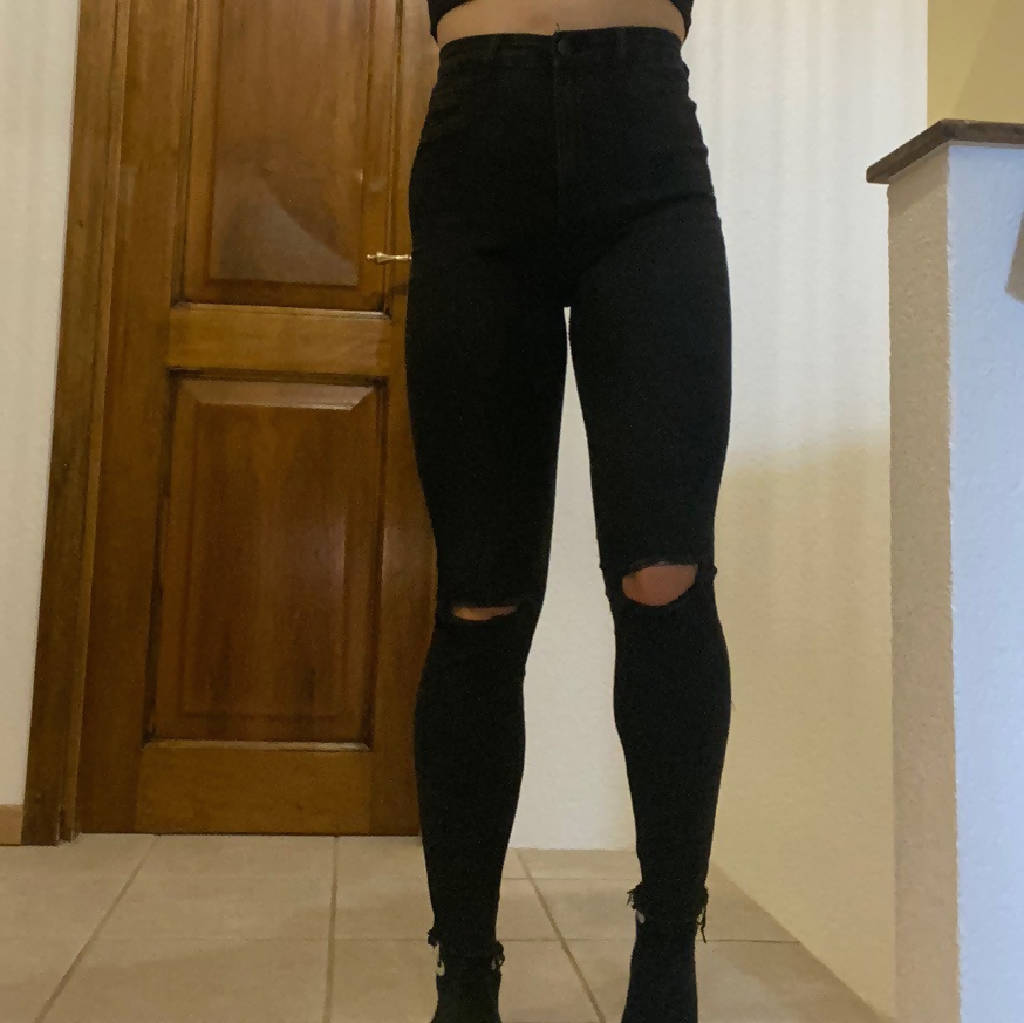Jeans noir avec trou sur les genoux - Zara